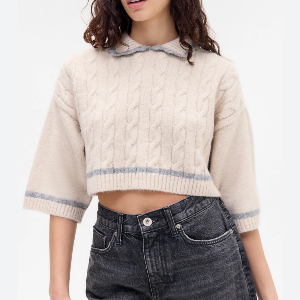 BDG Cream and Gray Cropped Cable Knit Sweater‎
